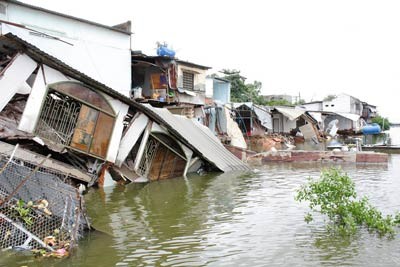 Eleven houses fall into the Saigon River in Binh Thanh District on July 24. (Photo:CAND online) Eleven houses fall into the Saigon River in Binh Thanh District on July 24. (Photo:CAND online)